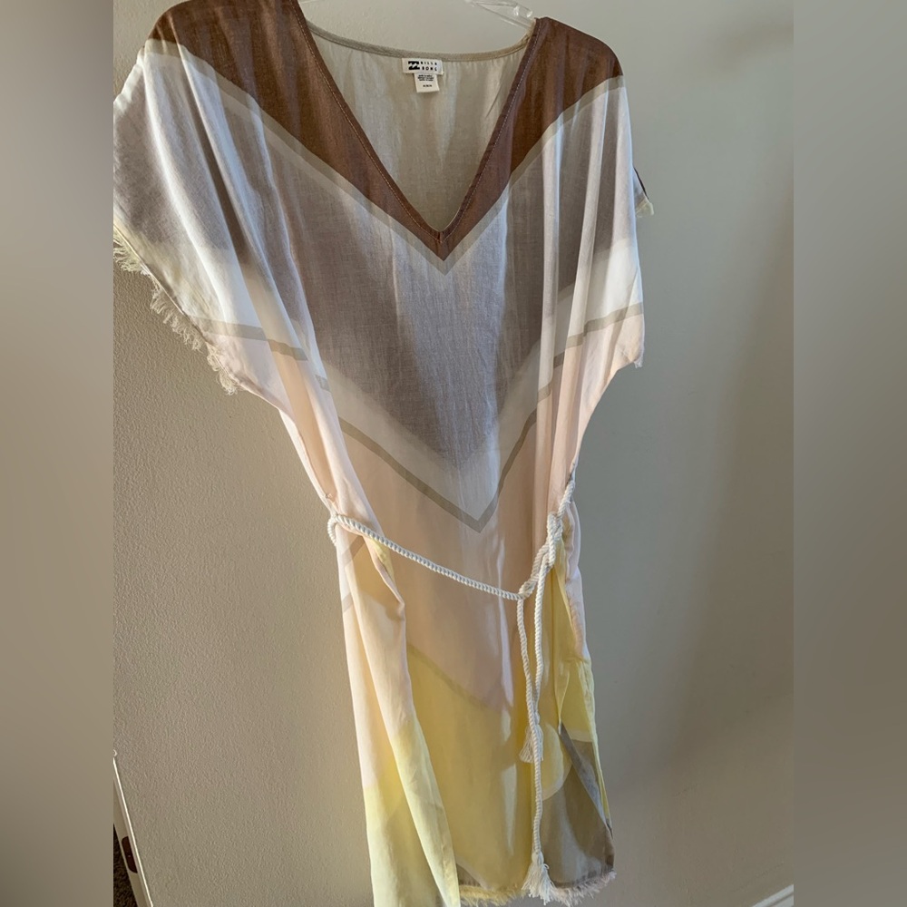 Size M Billabong cover up, rope belt